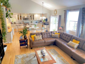 Bright, big home walking distance to Mcintosh lake